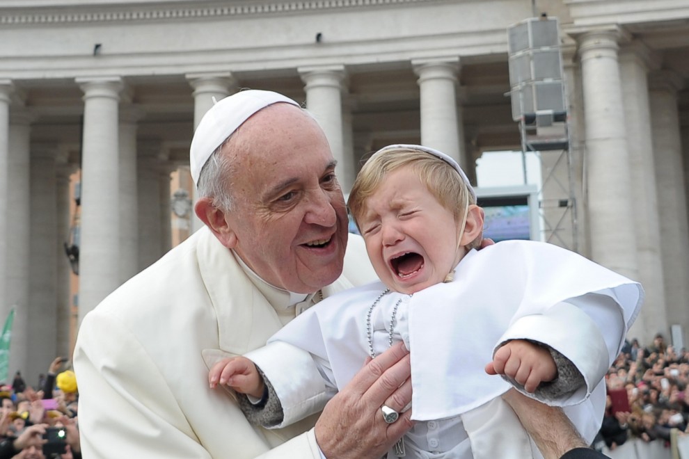 Bambino vestito da Papa